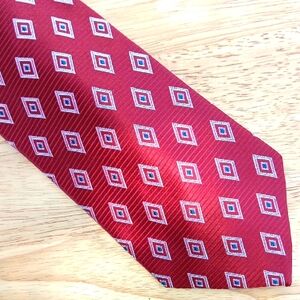 Elegant Red Geometric Pattern Tie